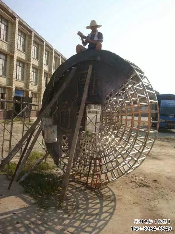 小區(qū)銅錢雕塑，拉絲景觀雕塑，抽象效果