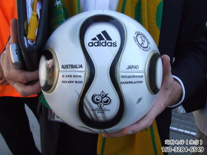 仿真足球雕塑 現(xiàn)代球體雕塑 部隊(duì)球類雕塑