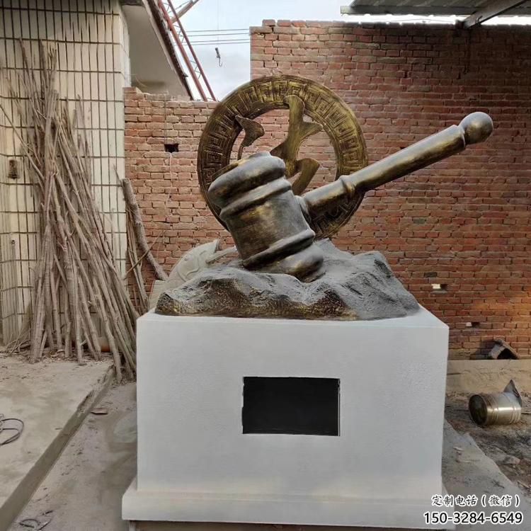 景觀錘子雕塑 仿真法錘雕塑 景觀法治雕塑