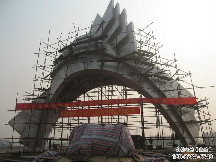 大門雕塑安裝，不銹鋼大門雕塑制作現場