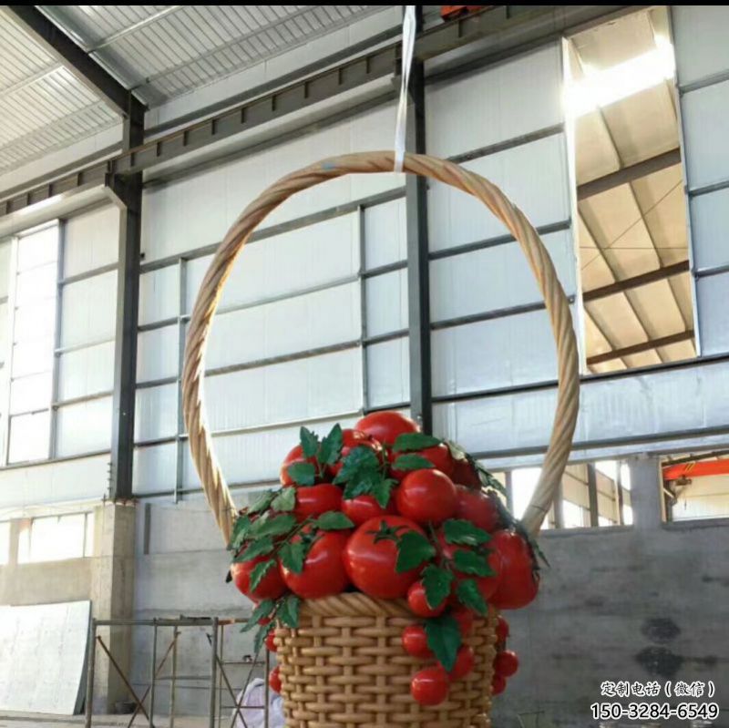 果籃雕塑定做，城區(qū)小品，景觀草莓果籃雕塑定價