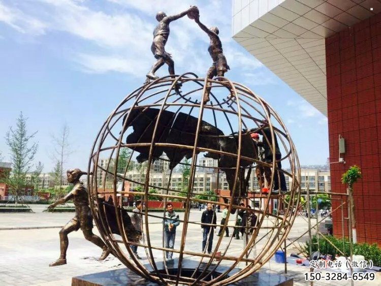 地球儀雕塑供應，地標擺件，地球儀人物雕塑制造廠家