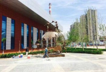 地球儀雕塑定價，拉絲工藝，地球儀人物雕塑制作