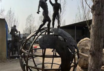 地球儀雕塑供應(yīng)，校園雕塑，地球儀人物雕塑制造廠家