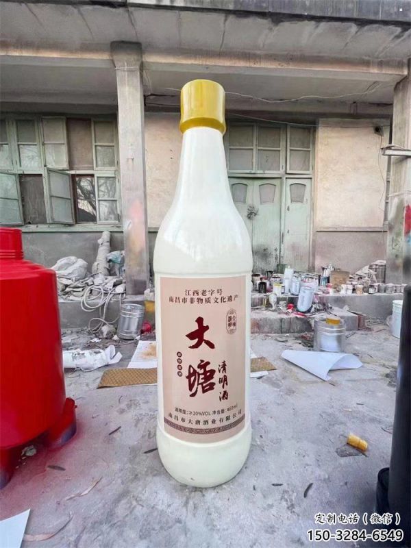 酒瓶雕塑定做，小區擺件，玻璃鋼酒瓶雕塑制作