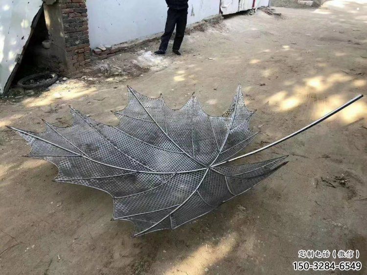 鏤空楓葉雕塑供需，彩鋼制作，大型鐵藝楓葉雕塑公司