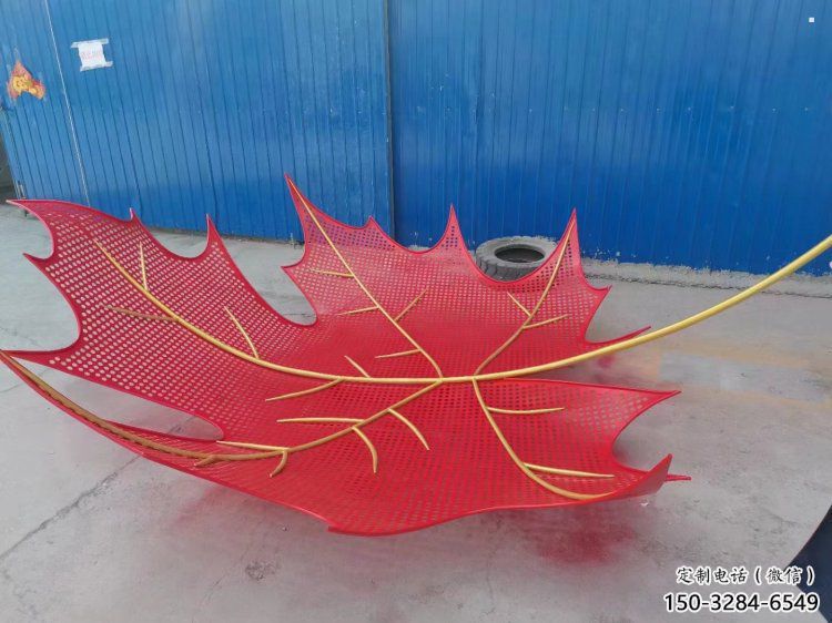 鏤空楓葉雕塑制造，歐式風(fēng)格，鐵藝楓葉雕塑定制廠家