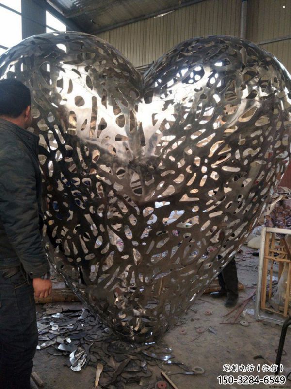 心形球雕塑優(yōu)選，圓雕體系，不銹鋼心形球雕塑選定