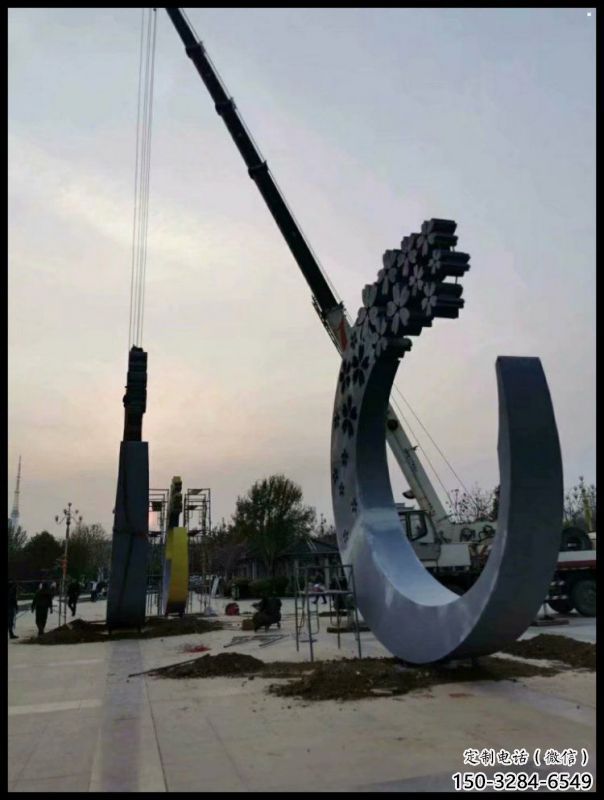 商業街月牙雕塑