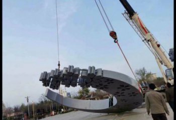 步行街月牙雕塑