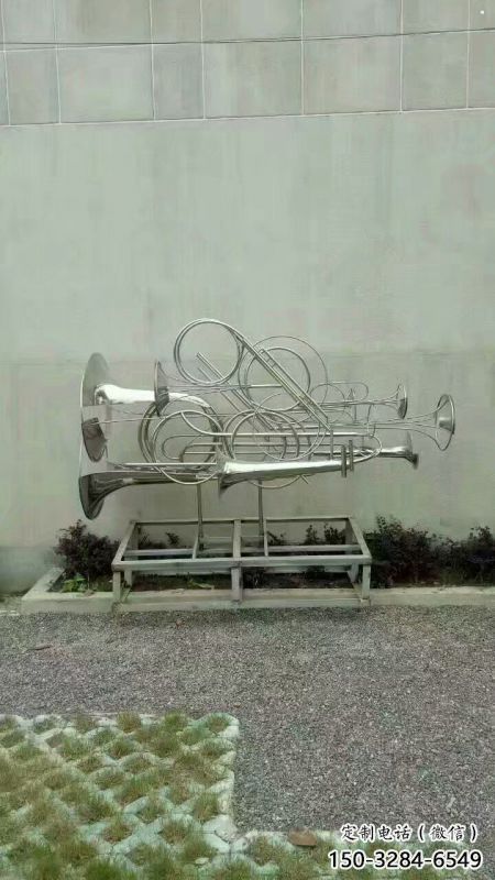 鏤空沖鋒號雕塑