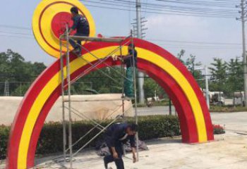 亳州烤漆拱門雕塑，彩虹圖案設(shè)計(jì)，不銹鋼大門雕塑實(shí)景