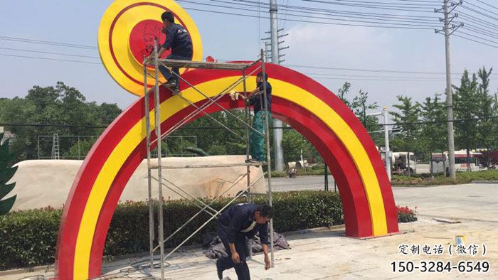 荊門(mén)烤漆拱門(mén)雕塑，彩虹圖案設(shè)計(jì)，不銹鋼大門(mén)雕塑實(shí)景