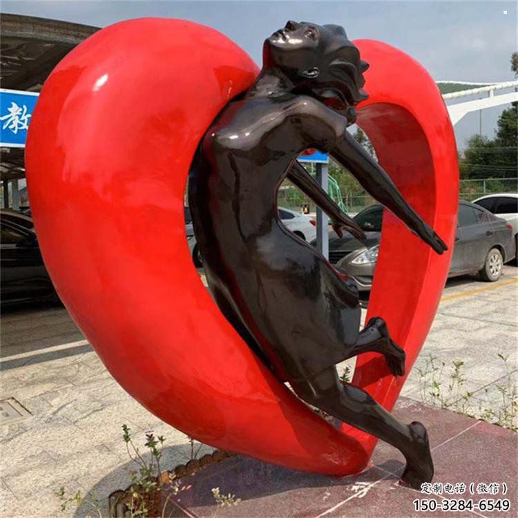 淮安草地心形人物雕塑